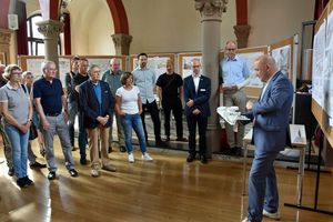 Jurymitglied Björn Severin erläuterte bei der Ausstellungseröffnung die Entwürfe der Preisträger. Noch bis zum 30. August sind alle eingereichten Entwürfe in der Stadtbücherei zu sehen. Foto: Stadt Lippstadt