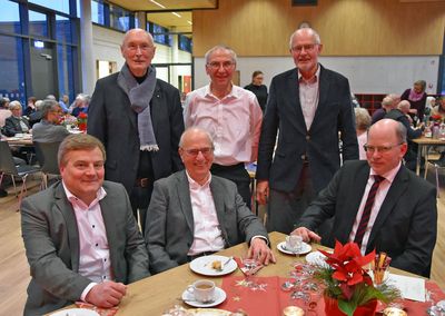 Bürgermeister Arne Moritz und der Erste Beigeordnete Stephan Tydecks freuten sich, auch die ehemaligen Dezernenten Dr. Gunter Hagemann (2.v.l.) und Franz Ulrich Lücke (2.v.r.) sowie den ehemaligen Kämmerer Rainer Strotmeier (3.v.l.) und Stadtdirektor a.D., Klaus Karl Kaster (3.v.r.), begrüßen zu können. Foto: Stadt Lippstadt
