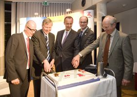 Schneiden die "Geburtstagstorte" der WFL gemeinsam an: