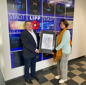 Arne Moritz freut sich über das Kunstwerk von Svitlana Ellanska. Foto: Stadt Lippstadt