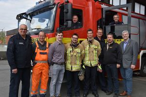 Bernd Peterburs (l.) bedankte sich bei Johann Ubben (r.) herzlich für die Unter-stützung und wünschte den ehrenamtlichen Einsatzkräften von Feuerwehr und WLE viel Erfolg. Foto: Stadt Lippstadt