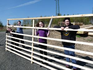 Lara, Katy, Lina und Zoe (von links) freuen sich über das fertige Hordengatter, das sie gemeinsam zusammengebaut haben. Foto: Stadt Lippstadt