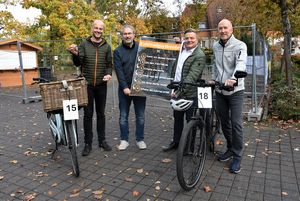 (v.l.n.r.): Christoph Hermes, Ingo Pahrmann, Bürgermeister Arne Moritz und Michael Tröger hoffen, dass die Fahrradgarderobe zur Herbstwoche gut angenommen wird. Foto: Stadt Lippstadt