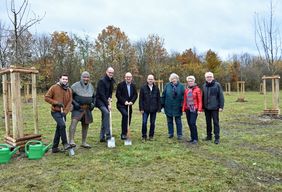 Vertreter von Verwaltung, Unternehmen und der Aktionsgruppe „Lippstadt for future“ hatten bereits am Nachmittag einen Baum auf einer neu angelegten Streuobstwiese in Rixbeck gepflanzt. Foto: Stadt Lippstadt