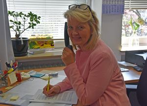 Sylvia Helmig koordiniert aktuell nur über das Telefon. Bei ihr laufen die Fäden von Hilfesuchenden und ehrenamtlichen Helfern zusammen. Foto: Stadt Lippstadt