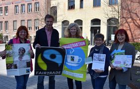 Margot Bell, Sprecherin der Steuerungsgruppe Fairtrade, freut sich mit Ulrike Weyrich, Leiterin der Stadtbücherei, sowie weiteren Mitgliedern darauf, die Besucher der Stadtbücherei über das Thema „Fairtrade“ zu informieren. Foto: Stadt Lippstadt