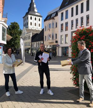 Josie Olk, Ingo Arndt und Dr. Dirk Drenk starten die Befragung zur Innenstadt (v.l.n.r.)