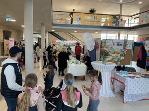 Buntes Treiben in der Gesamtschule: Bei der 2. Elternmesse FamiLi gab es viel zu entdecken. Foto: Stadt Lippstadt