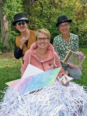 Elisa Stellmacher, Sabrina Janetzky und Christina Wulf vom Jugend- und Familienbüro freuen sich auf neugierige Kinder, die in den Herbstferien etwas erleben möchten. Foto: Stadt Lippstadt