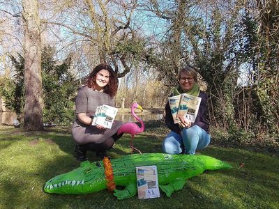 Elisa Stellmacher und Sabrina Janetzky vom Jugend und Familienbüro präsentieren den Ferienplaner 2021. Foto: Stadt Lippstadt