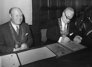 Am 22. Oktober 1971 besiegelten die Bürgermeister der Städte Uden und Lippstadt, Dr. Gerard Schampers (links) und Jakob Koenen, mit der Unterschrift der Urkunden die Partnerschaft der beiden Städte. Am 12.11.2022 werden Bürgermeister Arne Moritz und sein Amtskollege Paul Rüpp aus der neu gegründeten Gemeinde Maashorst den Fortbestand der Partnerschaft mit der Unterzeichnung einer neuen Urkunde bekräftigen. Foto: Stadtarchiv Lippstadt/ Walter Nies