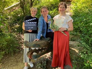In den Herbstferien warten spannende Aktionen: Sabrina Janetzky, Leonie Dietscheidt und Elisa Stellmacher laden ein zu einer Reise in die „Welt der fabelhaften Tierwesen“ oder in den „Entdeckerclub“. Foto: Stadt Lippstadt