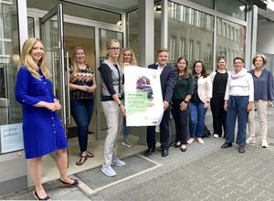 Aufmerksamkeit für ein wichtiges Thema: Gemeinsam mit Bürgermeister Arne Moritz hoffen Cordula Ungruh (zweite v. r.) und Daniela Franken (fünfte von r.) auf viele interessierte Besucherinnen und Besucher für die Wanderausstellung. Unterstützt werden sie durch Kooperationspartnerinnen aus den Serviceclubs Soroptimist International Club Lippstadt, Ladies' Circle 53 Lippstadt und Zonta Club Lippstadt sowie der Frauenberatung Soest. Foto: Stadt Lippstadt