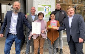 Freuen sich über den Heimatpreis für die Kia (v.l.): Vorsitzender Christian Schoen, Pfarrer Dr. Roland Hosselmann, Renate Rosenkranz, Sawina Kordistos, Uwe Kasperski und Bürgermeister Arne Moritz. Foto: Stadt Lippstadt