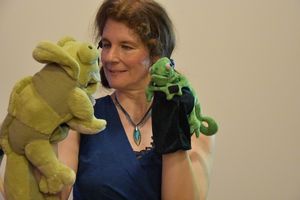 Fritzi Bender erweckt die Geschichte mit ihren Handpuppen und Bauchredekünsten zum Leben. Foto: Stadt Lippstadt