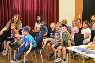 Gespannt und mit viel Spaß lauschen die Kinder der Autorin und dem kleinen Chamäleon Balduin. Foto: Stadt Lippstadt