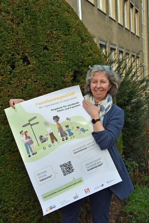 Netzwerkkoordinatorin Kerstin Werner präsentiert den neuen digitalen Familienwegweiser mit vielen Angeboten in Lippstadt. Postkarten und Plakate werden an Kindergärten, Beratungsstellen, Krankenhäuser, Kinderarzt- und gynäkologische Praxen ausgeliefert, um auf das neue Angebot hinzuweisen. 