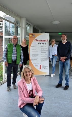 Gemeinsam mit den Koordinatoren des Besuchs- und Begleitdienst Theodor Kremer (l.) und Klaus Rennkamp (r.)  freuen sich Sylvia Helmig (m.) und Mariethres Koch-Fechteler (hinten rechts) vom Seniorenbüro der Stadt Lippstadt sowie Fachdienstleiterin Iris Faulhaber (hinten links) über die Teilnahme am Projekt „NRW – hier hat alt werden Zukunft“. Foto: Stadt Lippstadt