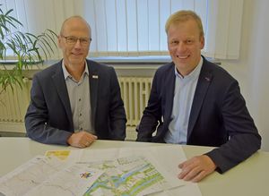 Fachbereichsleiter Heinrich Horstmann (links) freut sich, dass die Fachdienstleitung im Bereich Grünflächen, Spielen und Sport mit Christian Kleineheilmann jetzt wieder besetzt ist.  Foto: Stadt Lippstadt