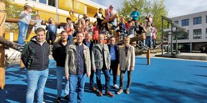 Freuen sich gemeinsam mit den Schülerinnen und Schülern des Ostendorf-Gymnasiums über den neugestalteten Schulhof: (v. l. n. r.): Lorenz Duhme, Daniel Roderfeld, Birger Prolingheuer, Christian Kleineheilmann, Uwe Thiesmann, Evren Gül und Gaby Lütkehellweg. Foto: Stadt Lippstadt
