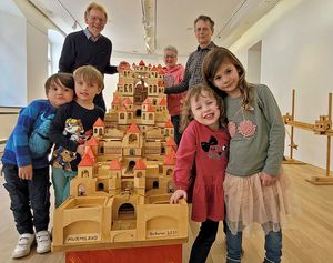 Hier wird schon fleißig mit Murmeln gespielt: (v.l.n.r.) Frank Osinski, Birgit Spiekermann und Ortwin Grüttner freuen sich, dass das „Murmiland“ wieder in Lippstadt zu Besuch ist und hoffen auf viele Besucher. Foto: Stadt Lippstadt