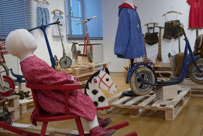 Zahlreiche Fortbewegungsmittel aus verschiedenen Jahrzehnten sind in der Ausstellung zu sehen. Foto: Stadt Lippstadt