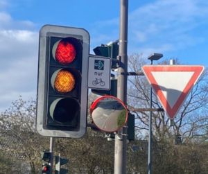 Ein grüner Pfeil wie hier an der Westernkötter Straße / Südstraße ermöglicht den Radfahrern das Abbiegen auf dem Radweg auch bei einer roten Ampel. Wichtig dabei: Sorgfältig den Verkehr beobachten. Foto: Stadt Lippstadt