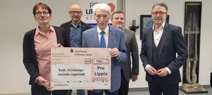 Franz Klocke überreichte den Scheck von 750 Euro an Irmgard Salmen von der katholischen Kirchengemeinde. Foto: Stadt Lippstadt