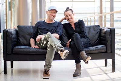 Andreas Hüging (Foto: mit Co-Autorin Angelika Niestrath) arbeitete mehr als 20 Jahre als Musiker, Texter und Komponist und veröffentlichte zahlreiche CDs. Seit 2013 erscheinen regelmäßig Kinder- und Jugendbücher von ihm. Foto: Isabelle Grubert