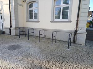 Fünf neue Anlehnbügel ermöglichen das sichere Abstellen und Anschließen von Fahrrädern. Foto: Stadt Lippstadt