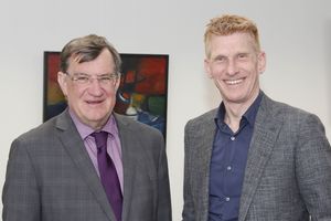 Die Bürgermeister Hellegers (Uden) und Bakermans (Landerd) sind gespannt auf die Vorschläge für die geplante neue Gemeinde. Foto: Gemeinde Uden