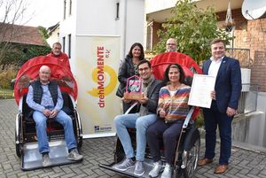 Arne Moritz und Sabine Pfeffer übergaben den Heimat-Preis an Barbara Berger (in der Rikscha r.) und ihr Team. Foto: Stadt Lippstadt