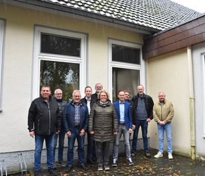 Gregor Sänger von der Bezirksregierung Arnsberg (vierter v. l.) überbrachte die positive Nachricht: Mettinghausen und Dedinghausen erhalten Fördergelder vom Land NRW. Mit den Ortsvorstehern Franz Hoppe (zweiter v. r.) und Bernhard Schäfers (dritter v. l.) freuten sich auch Ulrike Möring und Jörg Veenhof (fünfter v. r.) von der Stadt Lippstadt. Foto: Stadt Lippstadt