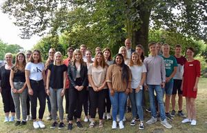 Auf 25 neue Auszubildende und Jahrespraktikanten freut sich die Stadt Lippstadt zum neuen Ausbildungsjahr. Einen guten Start in den neuen Lebensabschnitt wünschten ihnen unter anderem Bürgermeister Christof Sommer. Foto: Stadt Lippstadt