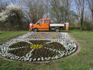 Geschafft: Mitarbeiter des Baubetriebshofes sind stolz auf ihre geleistete Arbeit und das blühende Wappen an der Udener Straße. Foto: Stadt Lippstadt