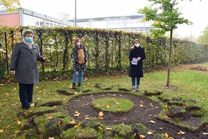 Setzen gemeinsam ein Zeichen: (v.l.n.r.) Barbara Quante und Roswitha Lauber vom Kreisfrauenausschuss des DGB und Daniela Franken, Gleichstellungsbeauftragte der Stadt Lippstadt, bepflanzen ein Frauenzeichen im Grünen Winkel. Foto: Stadt Lippstadt