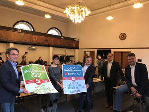 Die Bürgermeister Dr. Eckhard Ruthemeyer (l.), Soest, und Arne Moritz (3.v.l.), Lippstadt, stellten mit den Projektverantwortlichen (v.l.) Julia Scharte, Stadt Lippstadt, Jörn Peters, Kreis Soest, und Peter Wapelhorst, Stadt Soest, die Corona-Modellkommunen Soest/Lippstadt vor. Foto: Wirtschaft und Marketing Soest GmbH