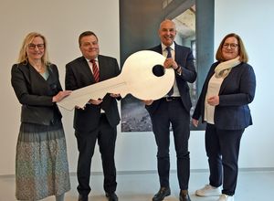Der Schlüssel ist übergeben: Bürgermeister Arne Moritz und LWL-Direktor Dr. Georg Lunemann (2.v.r.) überreichten den symbolischen Schlüssel für das neue Museumsdepot an Museumsleiterin Dr. Christine Schönebeck. Iris Korbmacher (r.) vom städtischen Fachdienst Hochbau hatte als Architektin den Umbau des ehemaligen Betriebsgebäudes der Westfälischen Metallindustrie AG federführend begleitet. Foto: Stadt Lippstadt