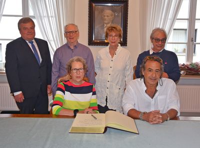 Bereits vor Beginn der Veranstaltung hatten sich Deborah Thorne und Lennard Hammerschlag (sitzend) sowie Jerry Esrig, Dr. Cathy Tschannen und Mark Hammerschlag in Anwesenheit von Bürgermeister Arne Moritz in das Gästebuch der Stadt eingetragen. Foto: Stadt Lippstadt