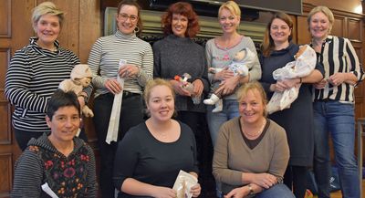 Die Hebammen üben im Rathaussaal unter Leitung von Daniela Kühl die Wiederbelebung bei Säuglingen und Kleinkindern. Foto: Stadt Lippstadt