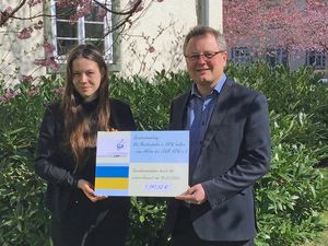 Die für das Kooperationsmanagement zuständige Gesangspädagogin Rebecca Krejči und Musikschulleiter Michael Ressel freuen sich über die hohe Spendensumme für die Menschen in der Ukraine. Foto: Conrad-Hansen-Musikschule