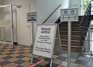 Hier geht’s lang: Der Wegweiser zum Wahlamt und die Hinweise zum Infektionsschutz sind im Eingangsbereich des Stadthauses prominent platziert. Foto: Stadt Lippstadt