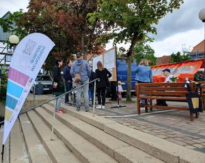 Zum „Tag der Städtebauförderung“ haben das Quartiersmanagement und die Stadtverwaltung zum Gespräch auf dem Wochenmarkt eingeladen. Foto: Stadt Lippstadt