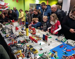 Über 500 LEGO-Figuren bevölkerten die Straßen der Stadt, die innerhalb des mehrwöchigen LEGO-Projekts des Jugend- und Familienbüros entstanden war. Foto: privat
