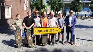 Linus Hagenhoff, Aron Schwammborn, Elias Timmermeier, Mika Hüser, Mathis Ignee und Elias Hagenhoff (v. l. n. r.) haben die Fahrt mit dem Longboard in die Lippstädter Partnerstadt Uden mit Bravour gemeistert. Zu diesem tollen Erfolg gratuliert der stellvertretende Bürgermeister Gijs van Heeswijk (rechts) herzlich. Foto: privat
