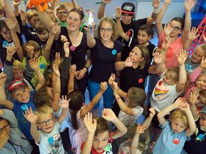 Elisa Stellmacher und Christina Wulf (Mitte, v.l.) sind die „Regisseurinnen“ des Last-Minute-Ferienclubs, der sich bei den Kindern großer Beliebtheit erfreut. Foto: Stadt Lippstadt