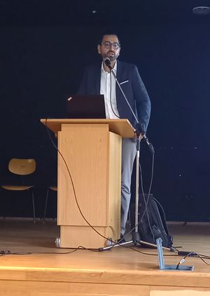 Prof. Dr. Karim Fereidooni bei seinem Vortrag im Globe der Conrad-Hansen-Musikschule. Foto: Conrad-Hansen-Musikschule