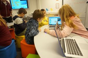 Im Kurs „Creative Coding“ konnten zwölf Kinder des Mehrgenerationenhaus Mikado eigene Minispiele und animierte Geschichten entwickeln. Foto: Stadt Lippstadt