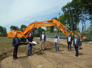 Alles vorbereitet für den Einbau des Kunstrasenplatzes: Bernhard Hörstmann-Jungemann (Ratsmitglied), Klaus Böhm von der Koordinierungsstelle Sport, Bürgermeister Christof Sommer, Christian Eikmeyer (heiler Sportplatzbau), Christian Deppen (Ingenieurbüro Brinkmann + Deppen) und Dedinghausens Ortsvorsteher Bernhard Schäfers auf dem Geländes des Sportplatzes, auf dem jetzt der neue Kunstrasen eingebaut wird. Foto: Stadt Lippstadt