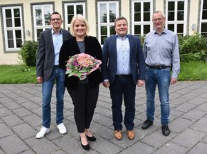 Hartmut Neutzler, Fachbereichsleiter Zentraler Service, Bürgermeister Arne Moritz und Wolfgang Streblow, Fachdienstleiter Kultur und Weiterbildung (v.l.) begrüßten Nadine Zittlau in ihrer neuen Position als VHS-Leiterin und gaben ihr gute Wünsche für eine erfolgreiche Arbeit mit auf den Weg. Foto: Stadt Lippstadt